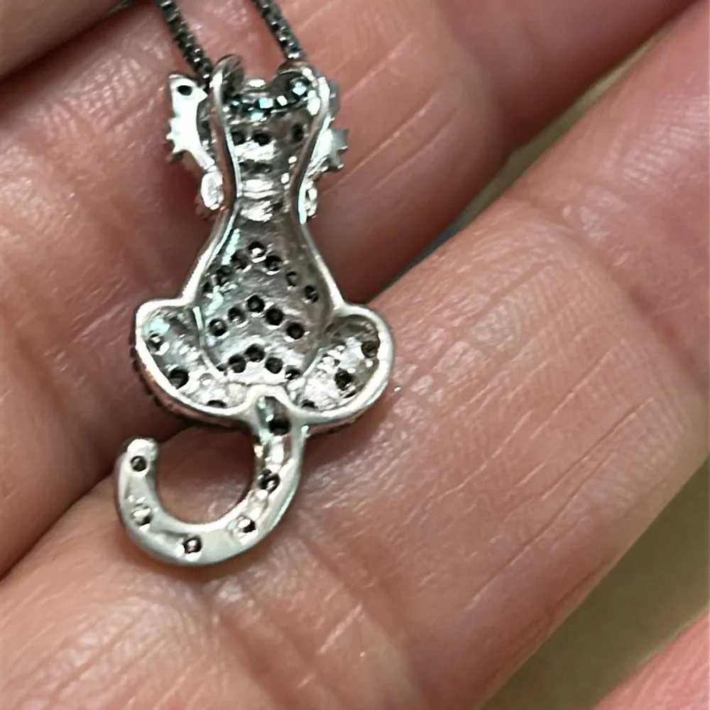 Stylish Silver Cat Charm Necklace with Intricate Details